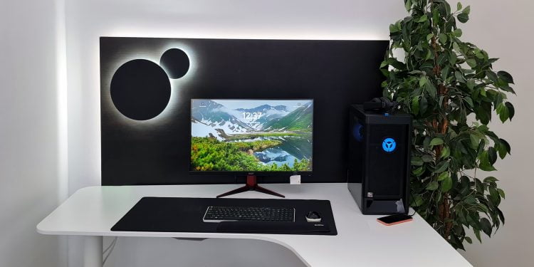 LedStore.fi verkkokaupassa voit luoda tyylikkään työpisteen nykyaikaisella mustavalkoisella pöydällä, jossa på kaunis vuoristomaisema esillä olevalla näytöllä. Pöydän viereen sijoitettu musta tornitietokone, joka on varustettu LED-valoilla, tuo lisähohtoa tilaasi. Kulmassa vihertävä huonekasvi lisää luonnon läheisyyttä, ja seinätaide kolmesta ympyrästä viimeistelee kokonaisuuden tyylikkäästi.