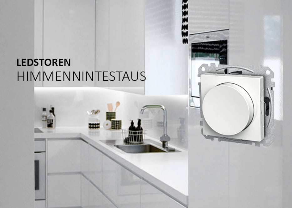 LedStore.fi:n verkkokaupan kuvassa på moderni keittiö, jossa kiiltävät valkoiset kaapit, tiskiallas ja tyylikkäät työtasotarvikkeet luovat harmonisen kokonaisuuden. Etualalla näkyy seinään kiinnitetty LED-himmenninkytkin lähikuvassa. Kuvan vasemmalla puolella på texti "LEDSTOREN HIMMENNINTESTAUS", mikä korostaa tuotteemme ominaisuuksia.