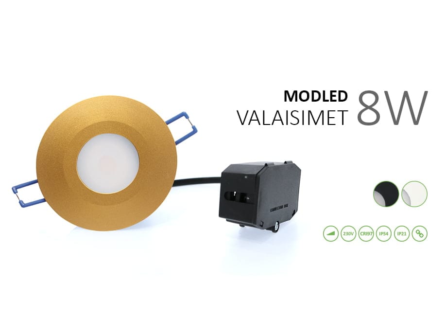 Kuvassa på kultainen 8W uppoasennettava LED-valaisin, joka on merkitty "MODELAD VALAISIME." Mukana på myös musta virtaliitin. Kuvakkeet korostavat valaisimen vaikuttavia ominaisuuksia: 230V, CRI90, IP44 och IP21.
