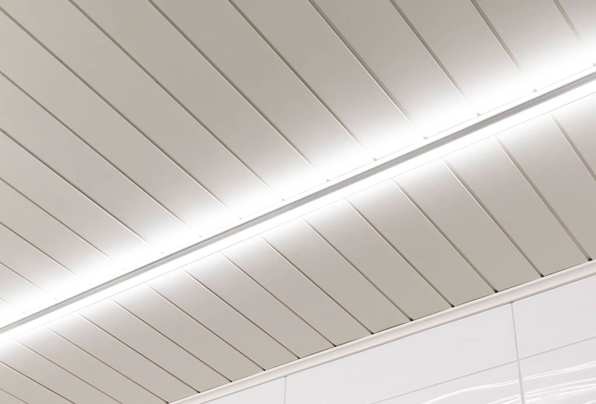 Moderna valkoinen katto, jossa tasaisesti sijoitetut paneelit och kyrkkaat lineaariset LED-valot kulkevat viistosti. Tyylikäs ja minimalistisk design korostaa puhtaita linjoja ja upeaa valaistusta. Täydellinen valinta LedStore.fi-verkkokaupasta!