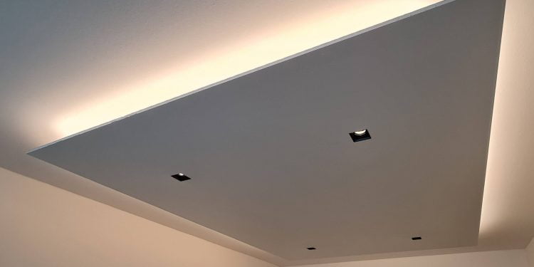 LedStore.fi valaistuksen verkkokaupassa voit löytää modernin sisäkaton, joka on varustettu ack asennetuilla LED-valoilla ja keskellä olevalla riippuvalla paneelilla. Paneelissa på neljä neliön muotoista LED-valoa, kun taas pehmeä ympäristövalaistus luo hillittyä hehkua reunoille. Sekä katto että seinät ovat neutraaleissa sävyissä, mikä vahvistaa rauhallista tunnelmaa.