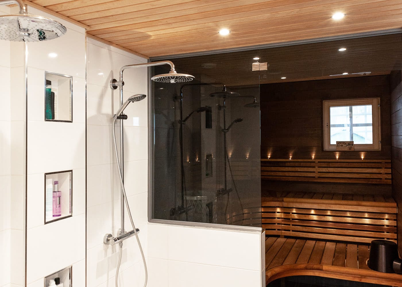 Kuvittele moderni kylpyhuone, jossa on lasiseinäinen suihku varustettuna sadesuihkupäillä ja sisäänrakennetuilla hyllyillä hygieniatuotteille. Vieressä on puinen sauna penkkipaikoilla, jota valaisee pehmeä LED-valaistus; sauna näkyy kauniisti lasisen väliseinän läpi. Yli 60 erilaista saunaan suunniteltua LedStore.fi valaisinta takaa täydellisen tunnelman kaikkiin tiloihin!