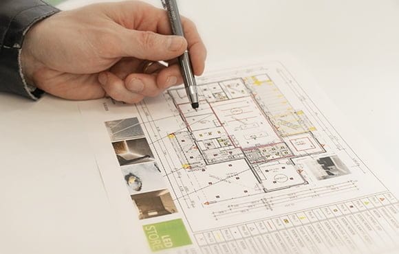 Belysningsplaner för ett fristående hus görs på en planritning
